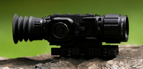 Lekki, podręczny termowizor oferujący szybki czas reakcji i dokładne wykrywanie termiczne w różnych środowiskach